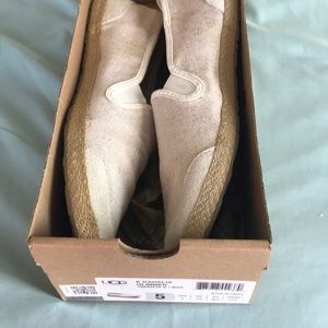 UGG Slip on shoes women’s 7 men 5